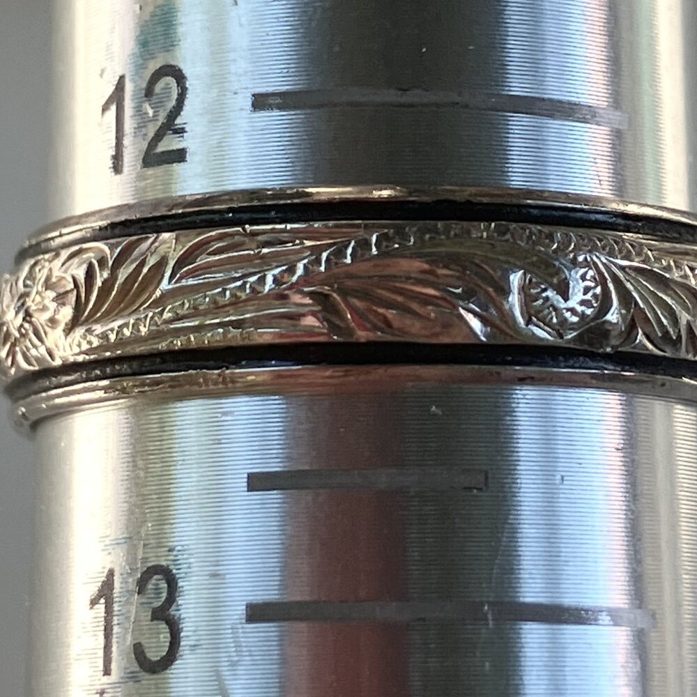 Beautiful G floral sterling silver band ring with black bands